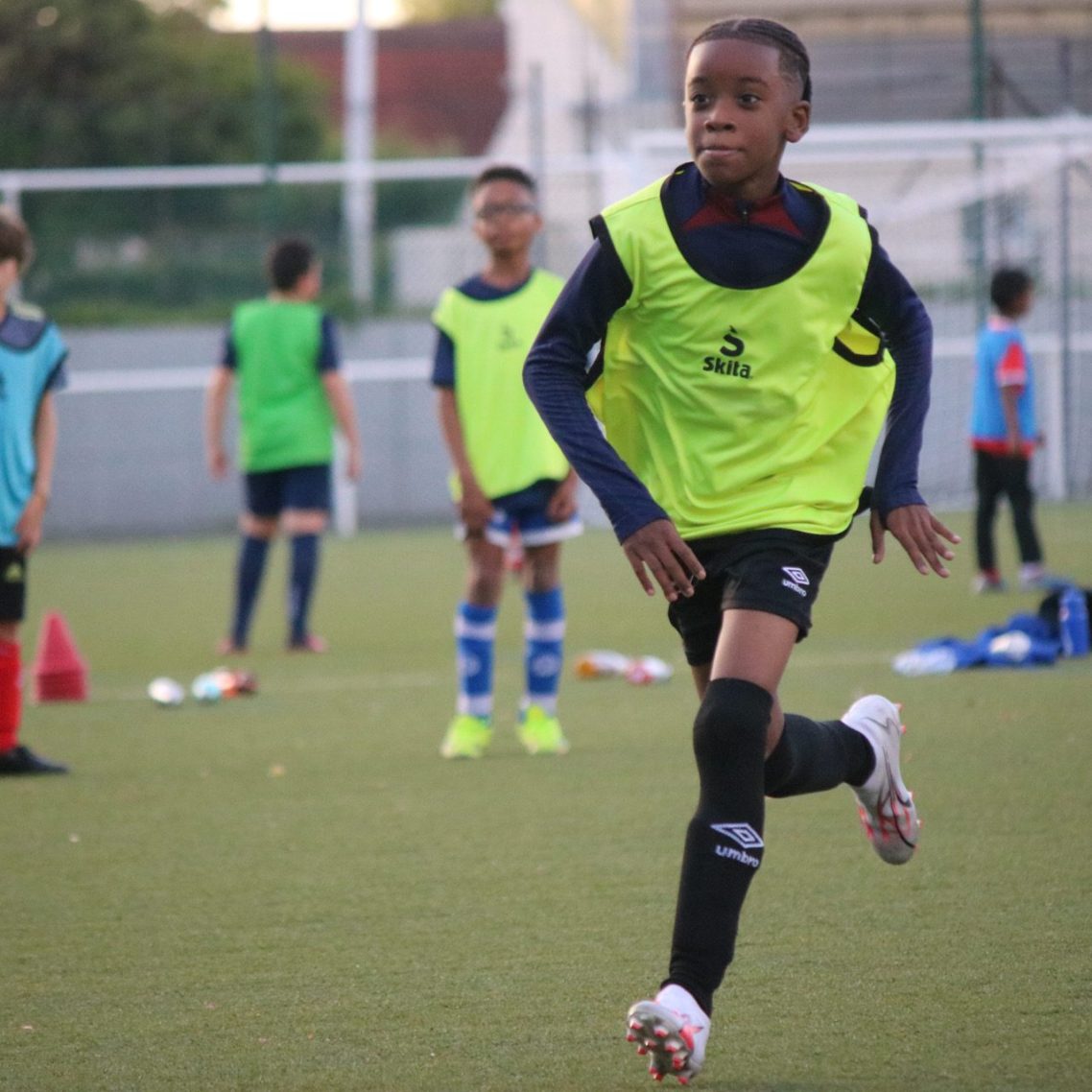 jeune joueur de la catégorie U 12 qui courre vers le ballon